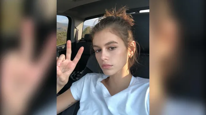 Кайя Гербер спустя три недели после смерти брата вышла в свет