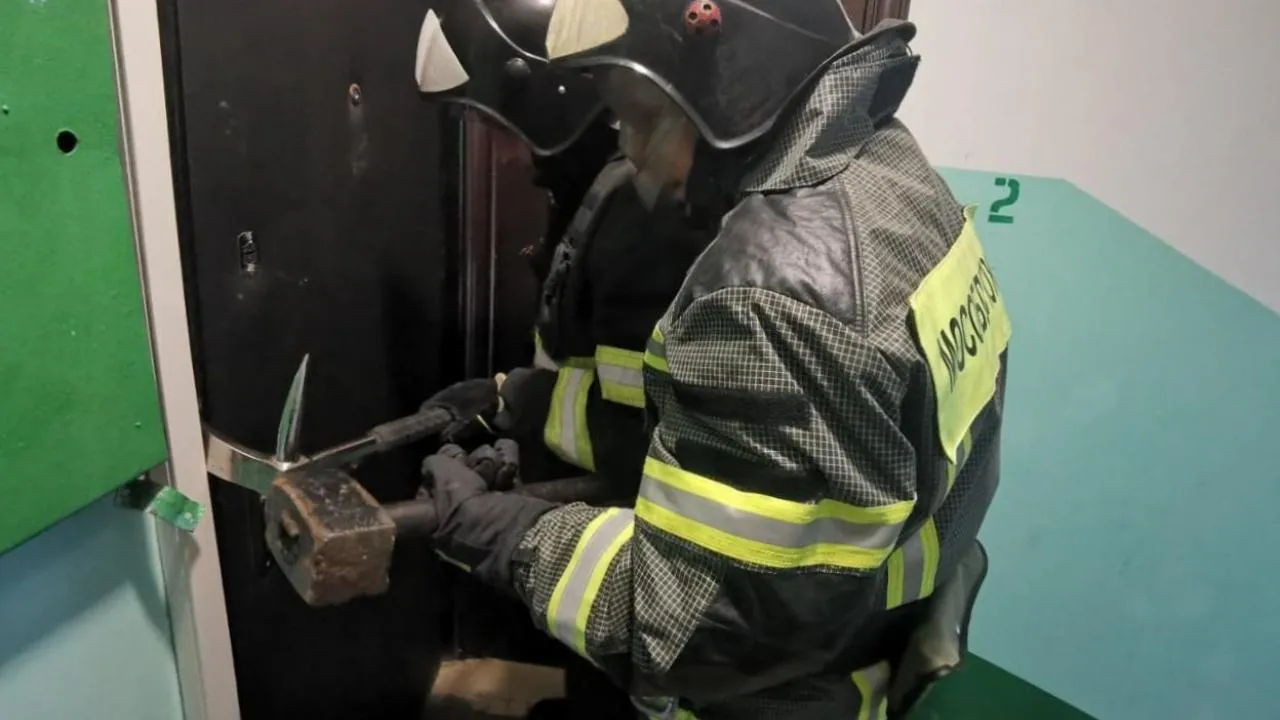 Спасатели в Ступино вскрыли дверь в запертую квартиру, чтобы предотвратить потоп