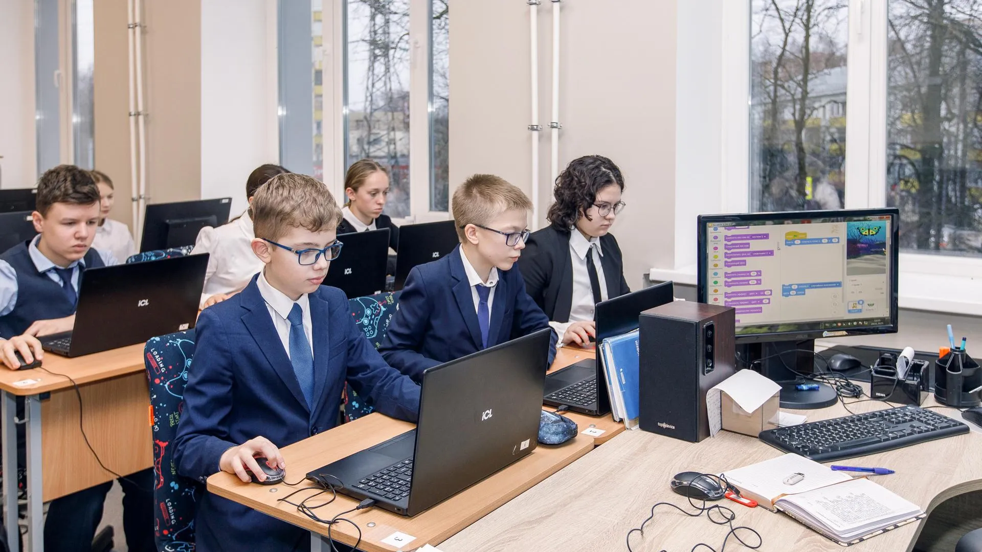 Школьники Подмосковья смогут узнать об ИИ и 3D-технологиях на «Уроке цифры»