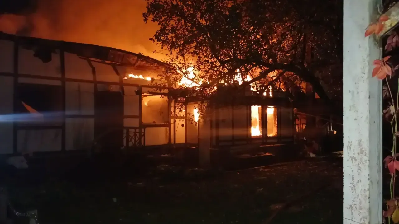 Никто не пострадал: пожар в частной гостинице Красногорска локализован