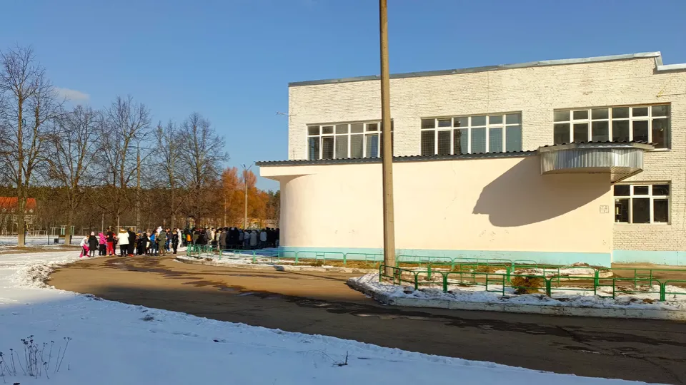 Ученики покидают школу после звонка о минировании. Фото: t.me/chernogolovkavk