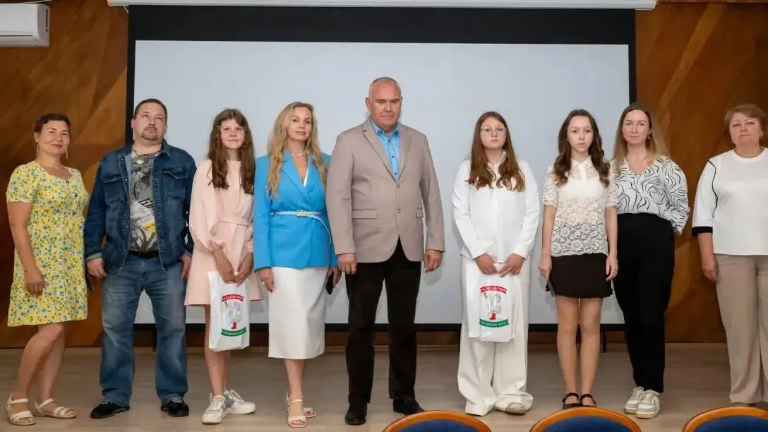 Глава Талдомского округа вручил первые паспорта трем 14-летним жительницам
