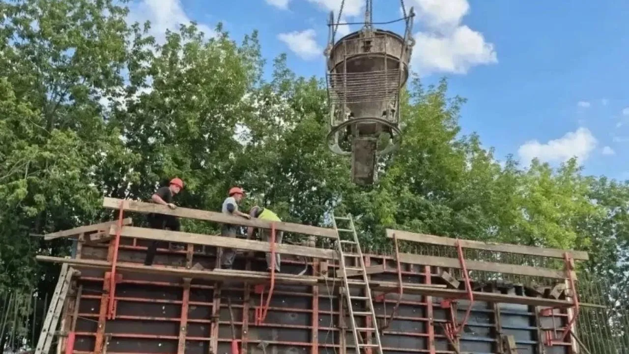 На строящемся путепроводе в Люберцах начали возводить подпорные стены
