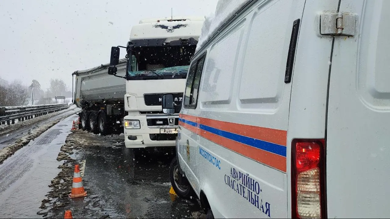 Спасатели Подмосковья ликвидировали последствия дорожной аварии с участием автобуса и грузовика