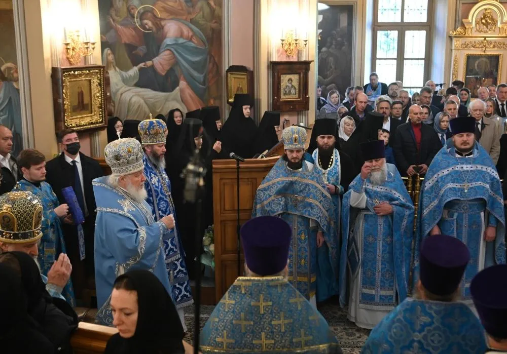 Патриарх Московский и всея Руси Кирилл совершает божественную литургию в честь праздника Покрова Пресвятой Богородицы