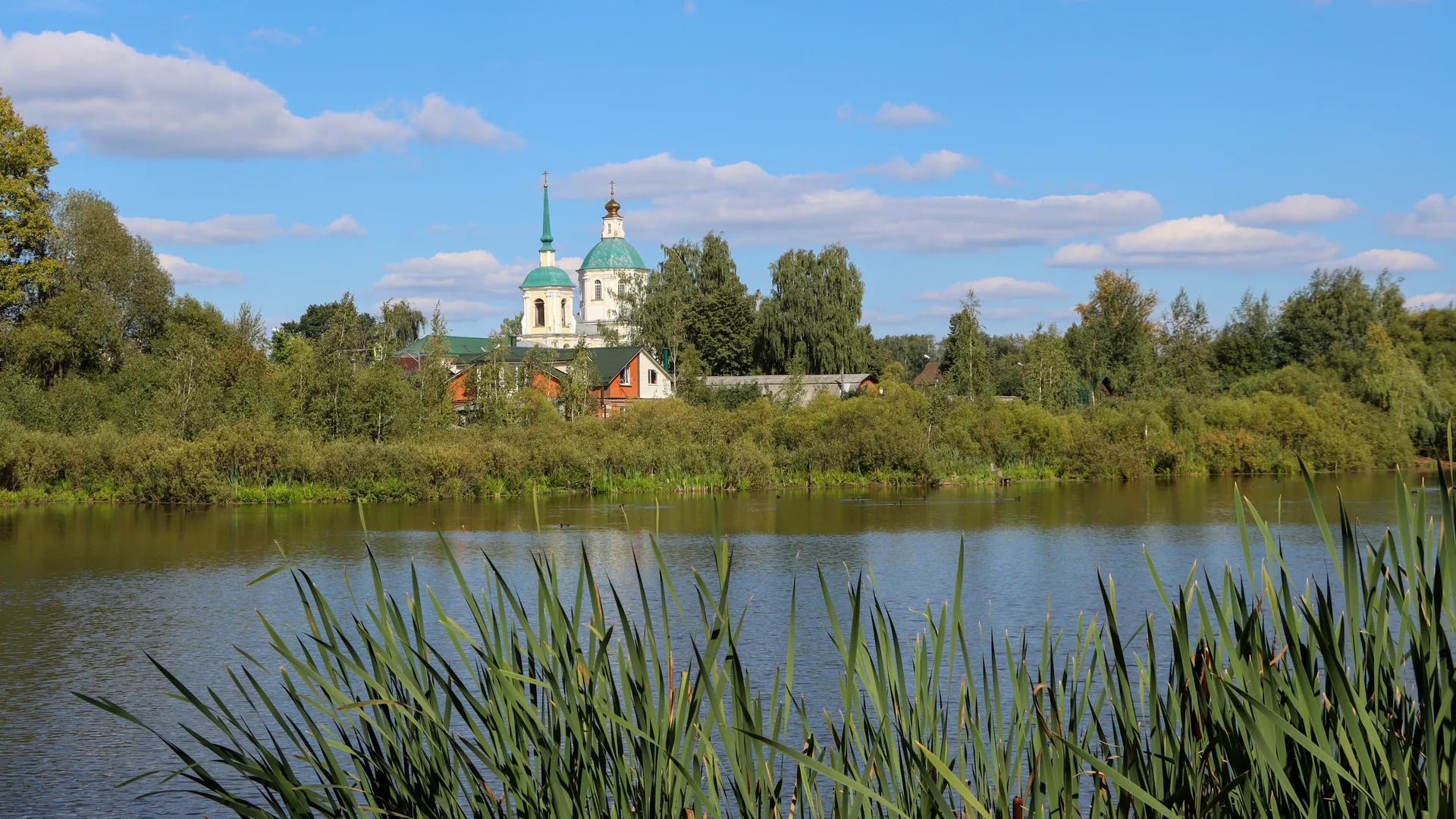 Озеро у Спасской церкви в Лобне