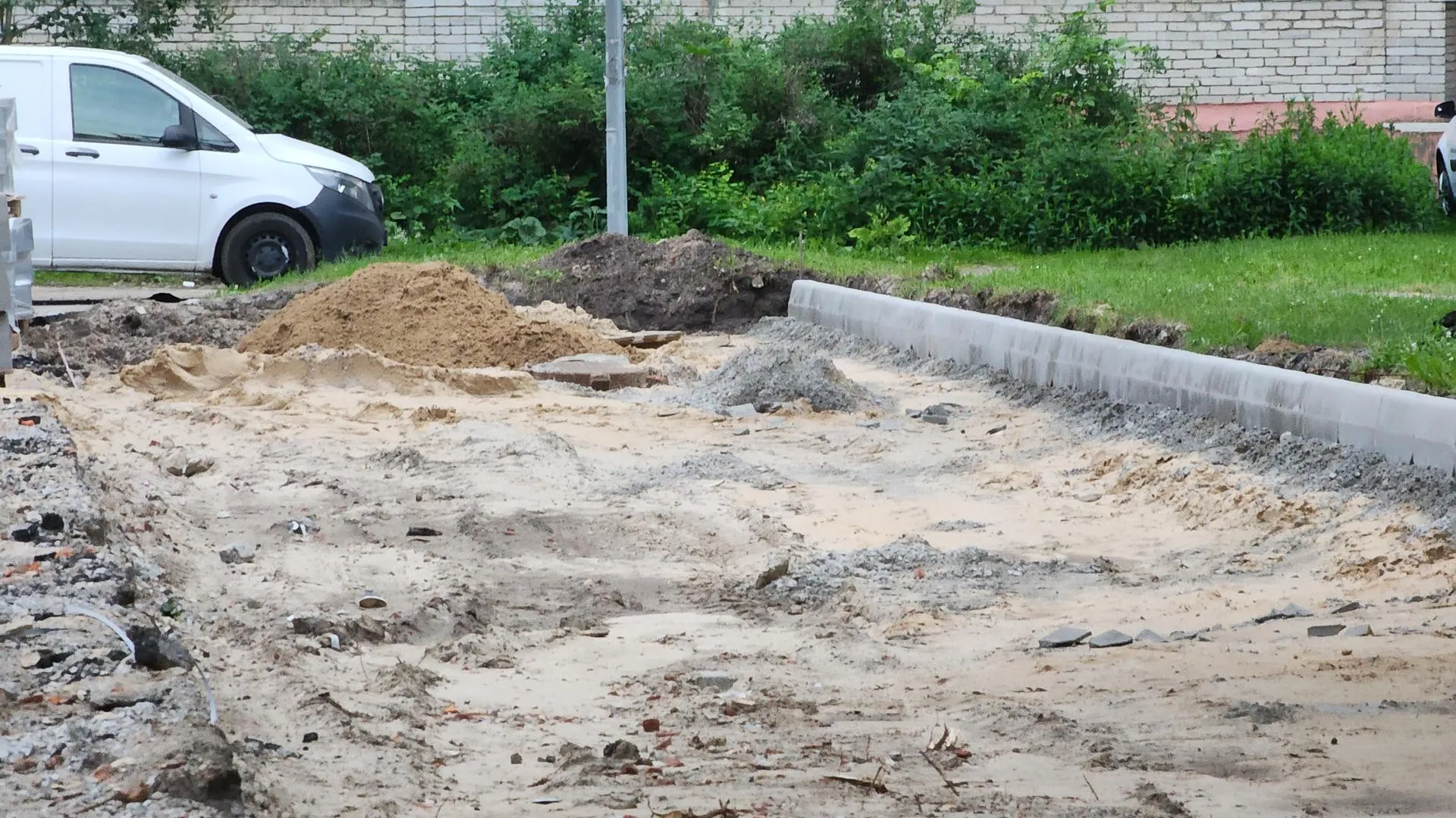 Раскопанные дороги во дворах во время ремонта. Фото: Иван Петрушин