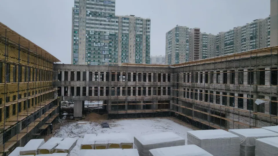 В «Изумрудных холмах» возводят новую школу&nbsp;с лингафонными кабинетами и зоной IT. Фото: REGIONS/Артем Мишуков