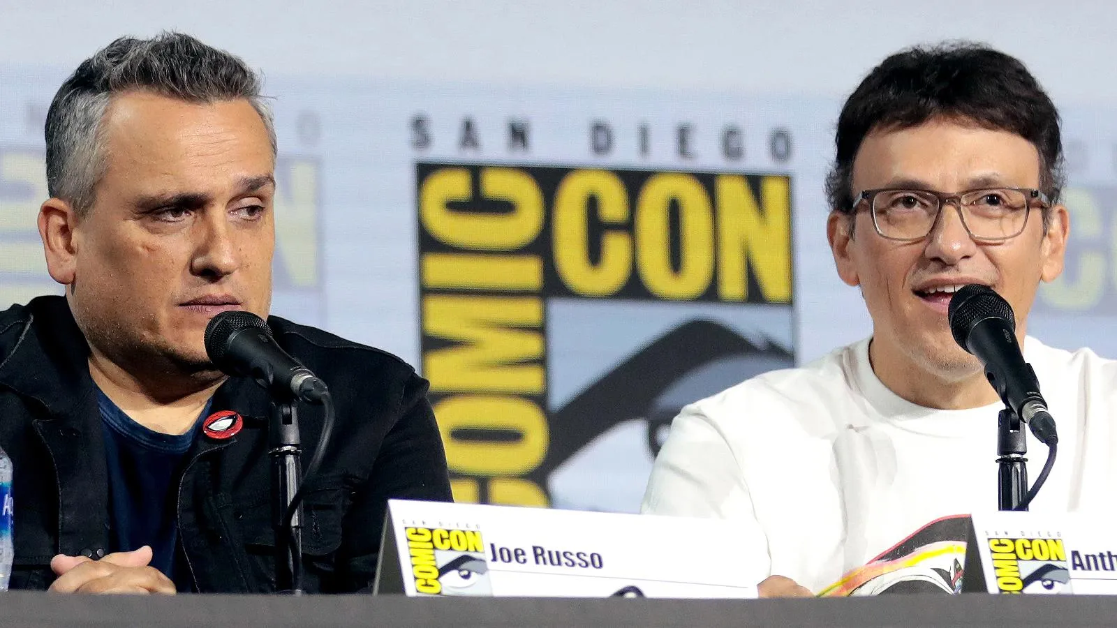 Братья Джо (слева) и Энтони Руссо на San Diego Comic-Con International, 2019 год. Gage Skidmore