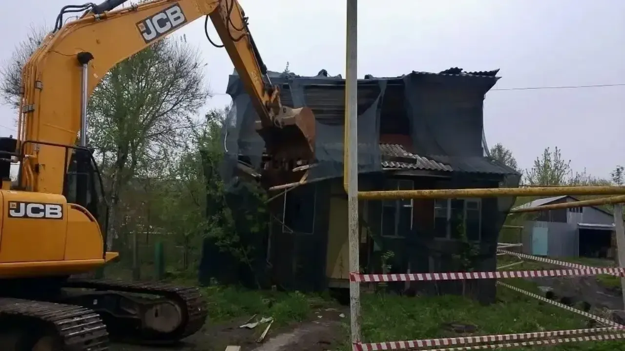 В городском округе Воскресенск начался снос аварийного жилого дома