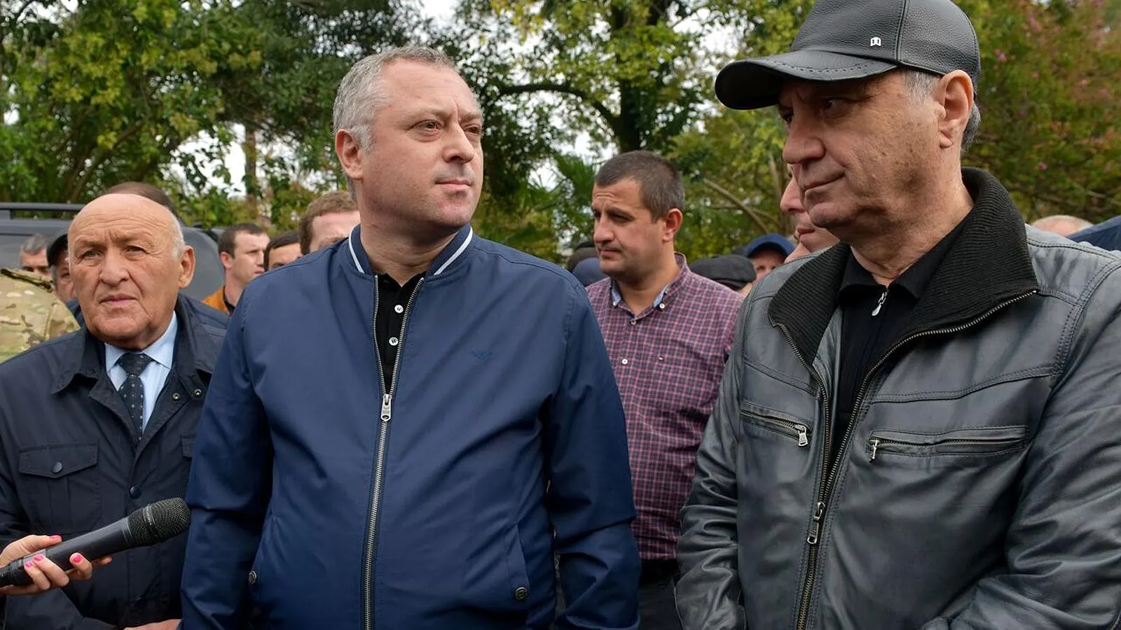 Вице-президент Абхазии Бадра Гунба (в синей куртке) во время акции протеста с требованием отставки главы МВД Абхазии, Сухум, 4 октября 2021 года. Томас Тхайцук