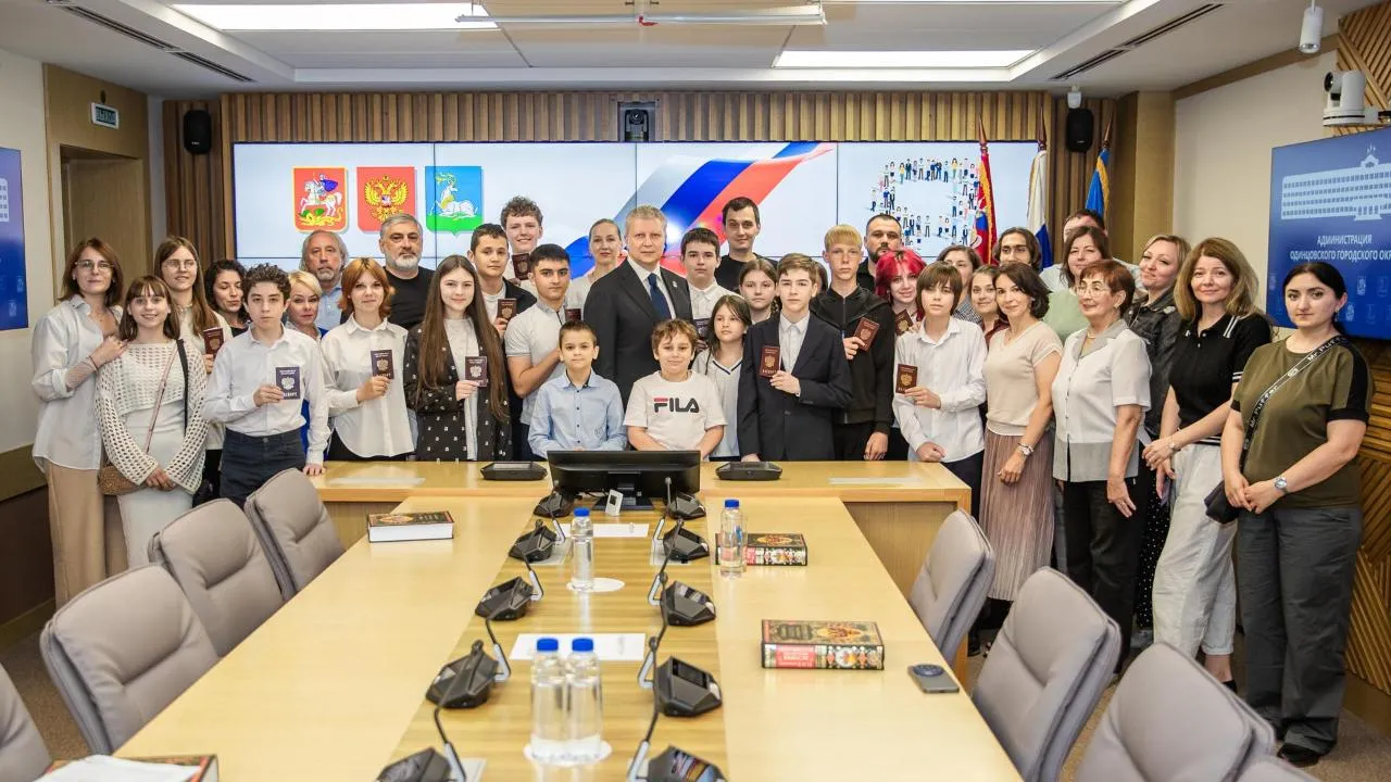 Еще почти 600 подростков Подмосковья получили первые паспорта в торжественной обстановке