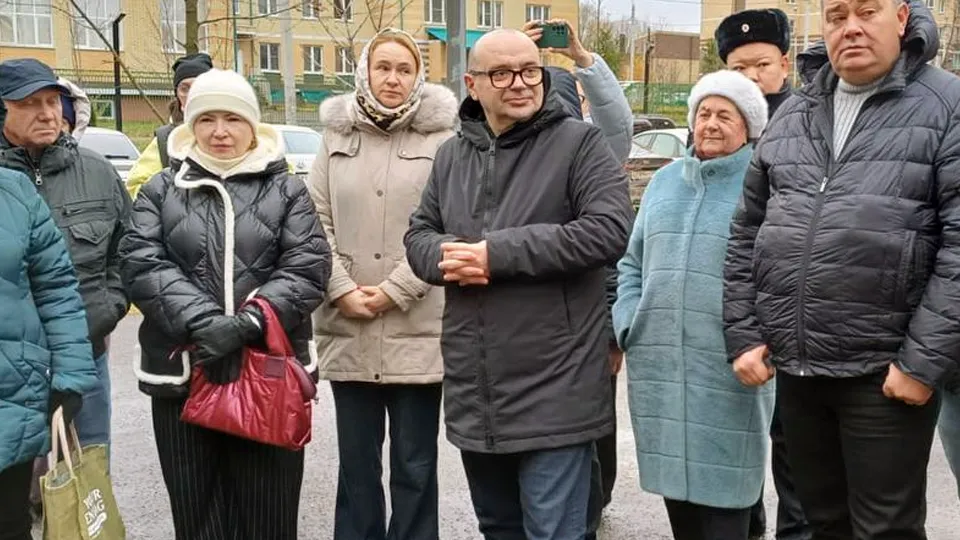 Глава городского округа Сергей Джеглав на встрече с жителями поселка Аничково. Фото: администрация г. о. Лосино-Петровский