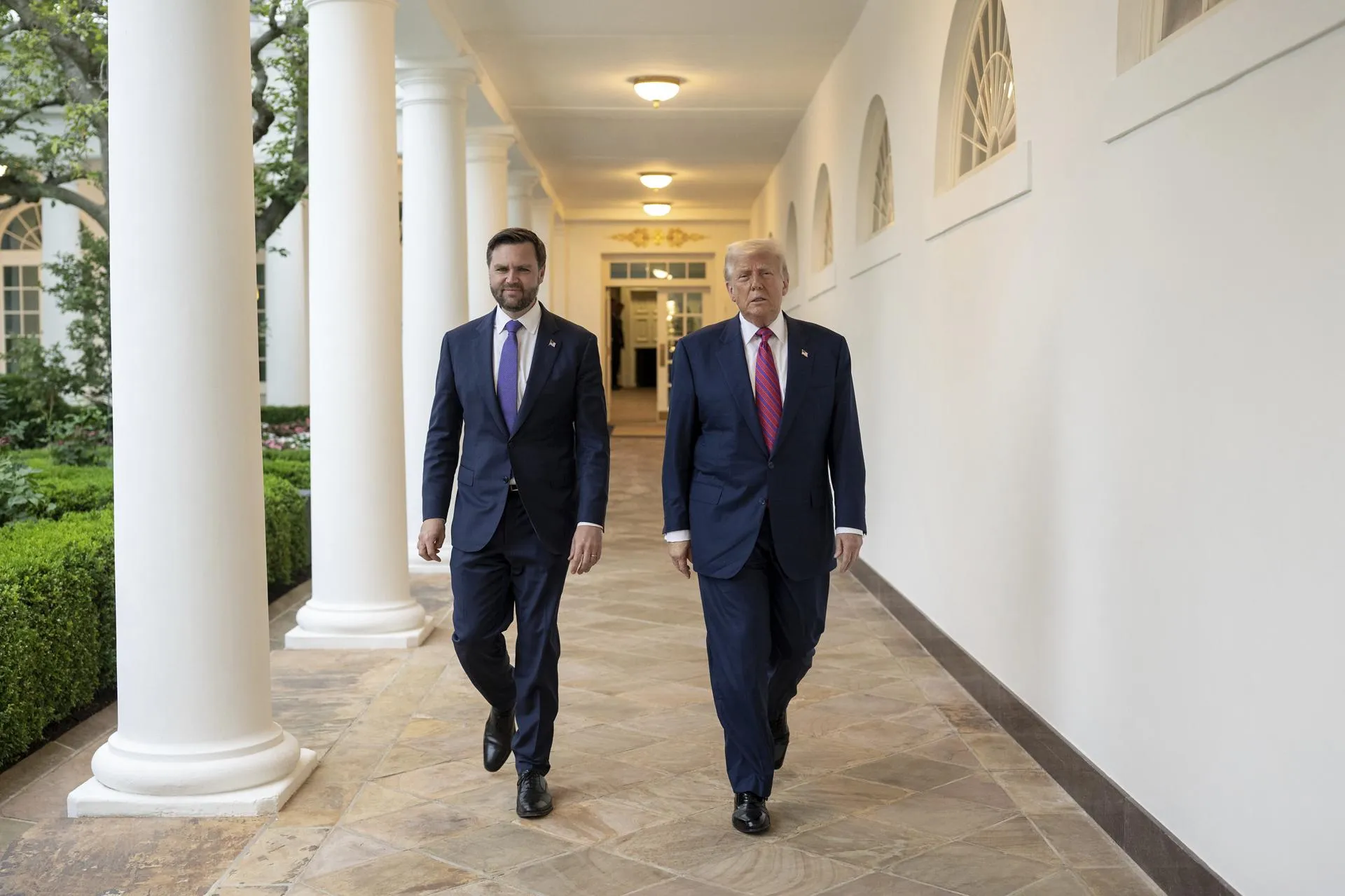 Вице-президент США Джей Ди Вэнс и президент США Дональда Трамп. Daniel Torok/White House