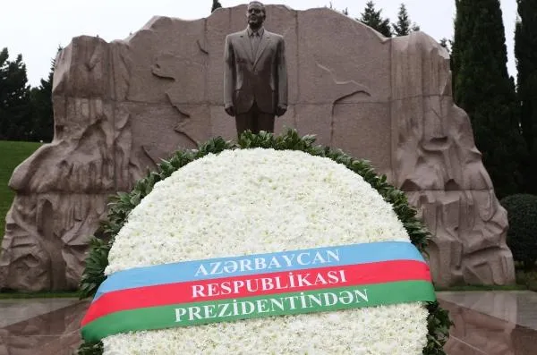 Памятник Гейдару Алиеву — старшему в Баку