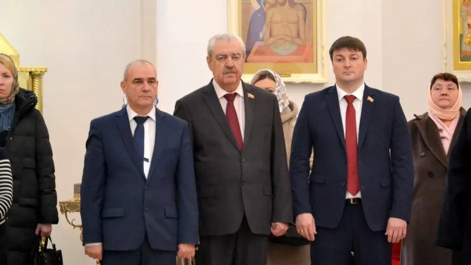 Глава города Владимир Пирогов (крайний справа), председатель Совета депутатов Александр Мостковой (в центре), зампредседателя Совета депутата Виталий Кузьмин (крайний слева) Фото: администрация Краснознаменска
