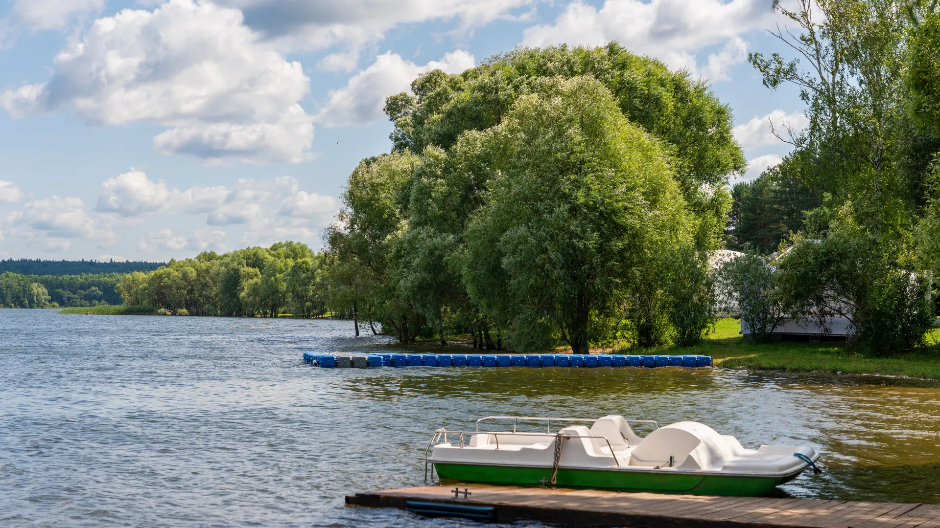 Пляж у Озернинского водохранилища вблизи деревни Нововолково Рузского округа