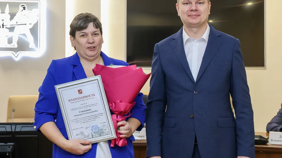 Глава Электростали награждает тренера Ситоры Абдухаликовой Анастасию Смаженюк. Фото: пресс-служба администрации г.о. Электросталь