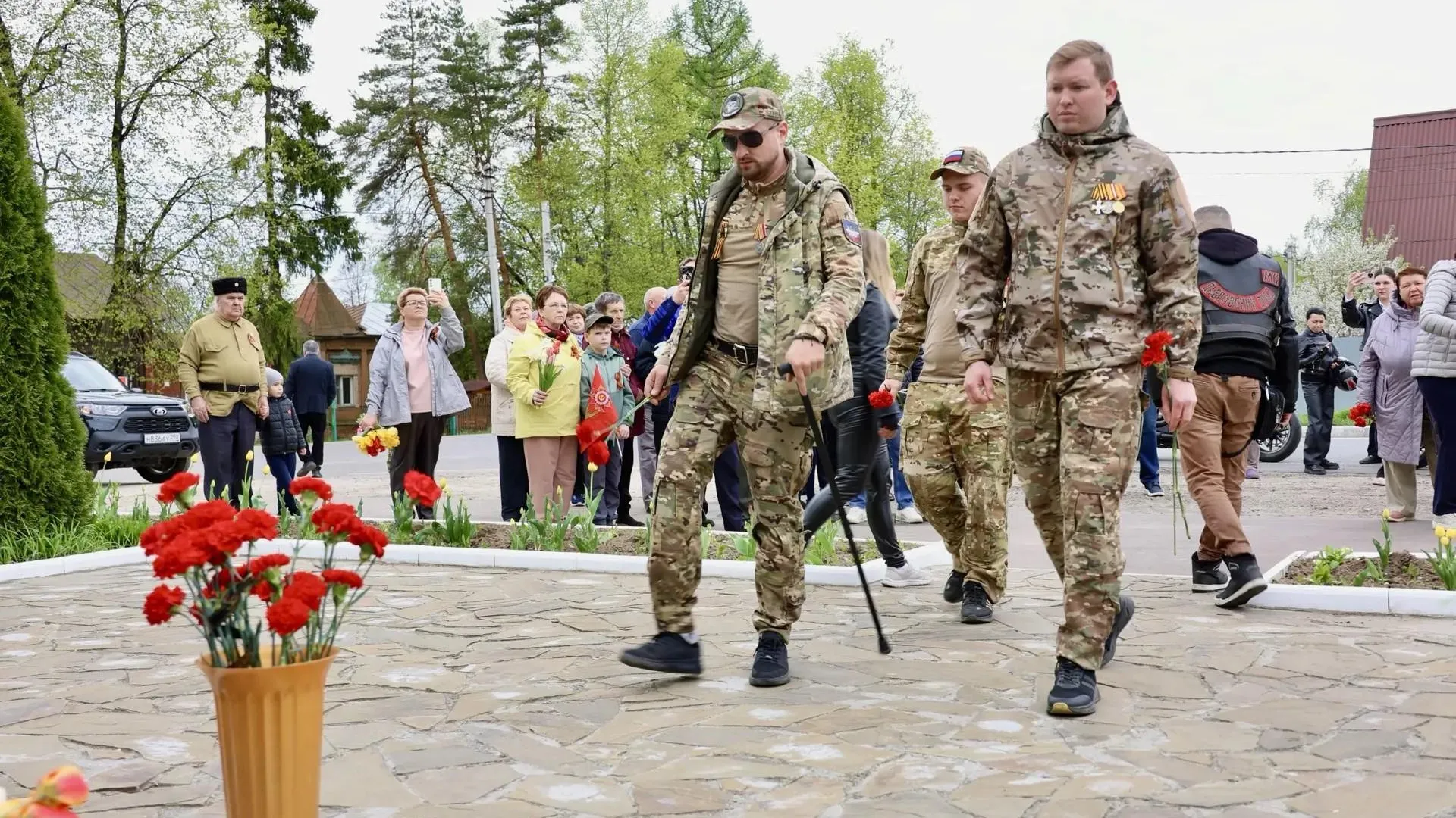 Четыре маршрута, остановки у братских захоронений и живые цветы: как в Павловском Посаде отметили 9 Мая