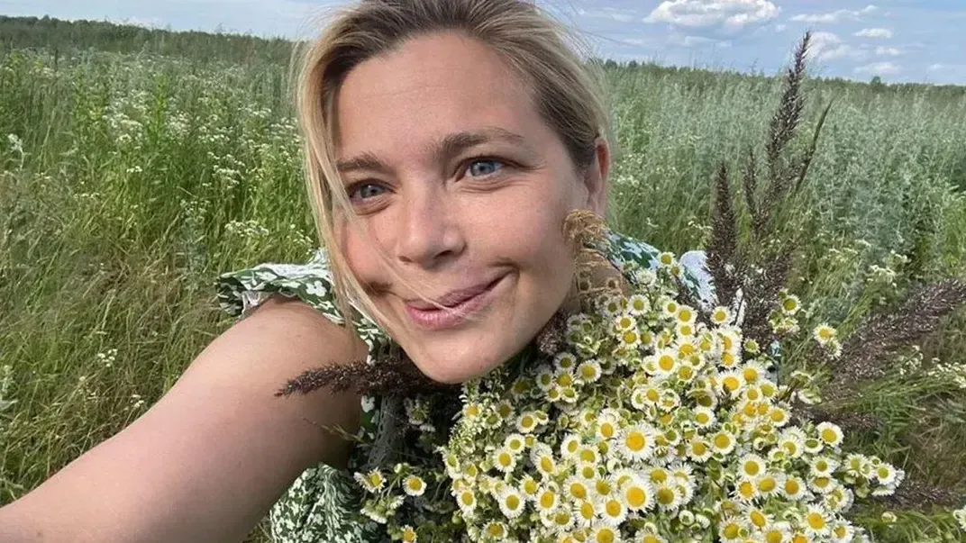 Ритуал возвращения: Ирина Пегова щелкает пальцами у стелы Выксы — и делится кадрами из родного микрорайона