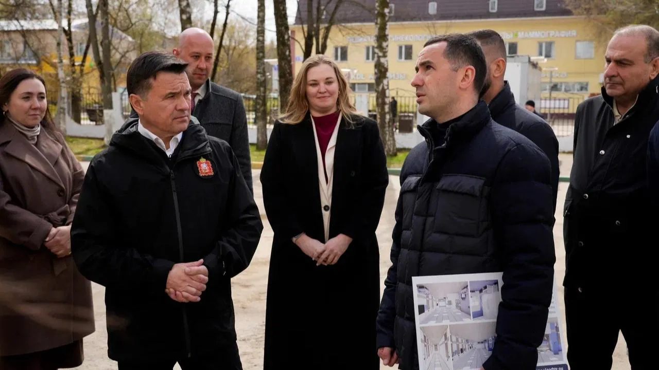Андрей Воробьев проверил ход капитального ремонта взрослой поликлиники в Щелково