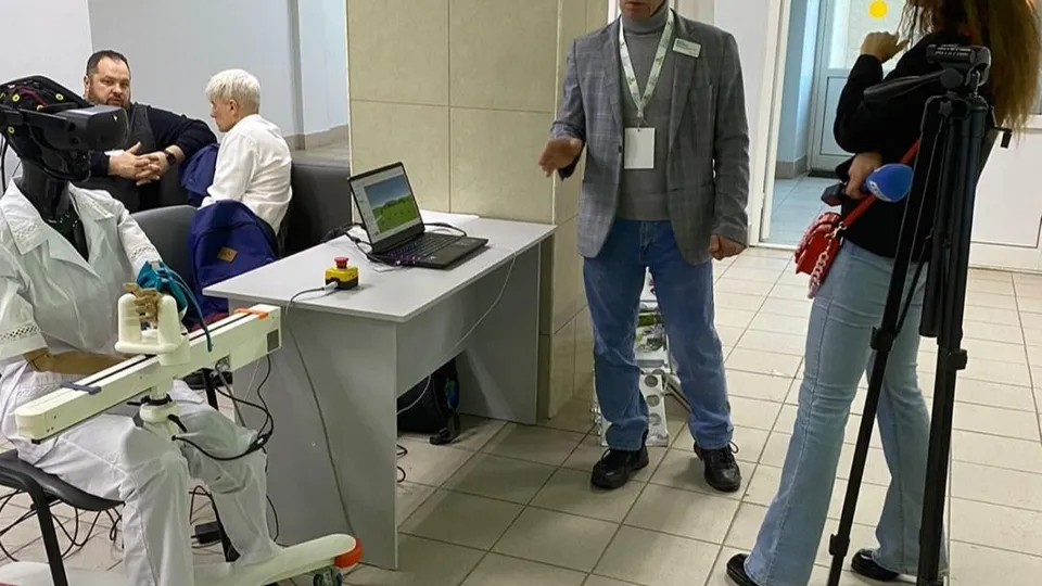 Представители направления «Реабилитационное оборудование» продемонстрировали работу приборов. Фото: пресс-служба Группы компаний «Исток-Аудио»