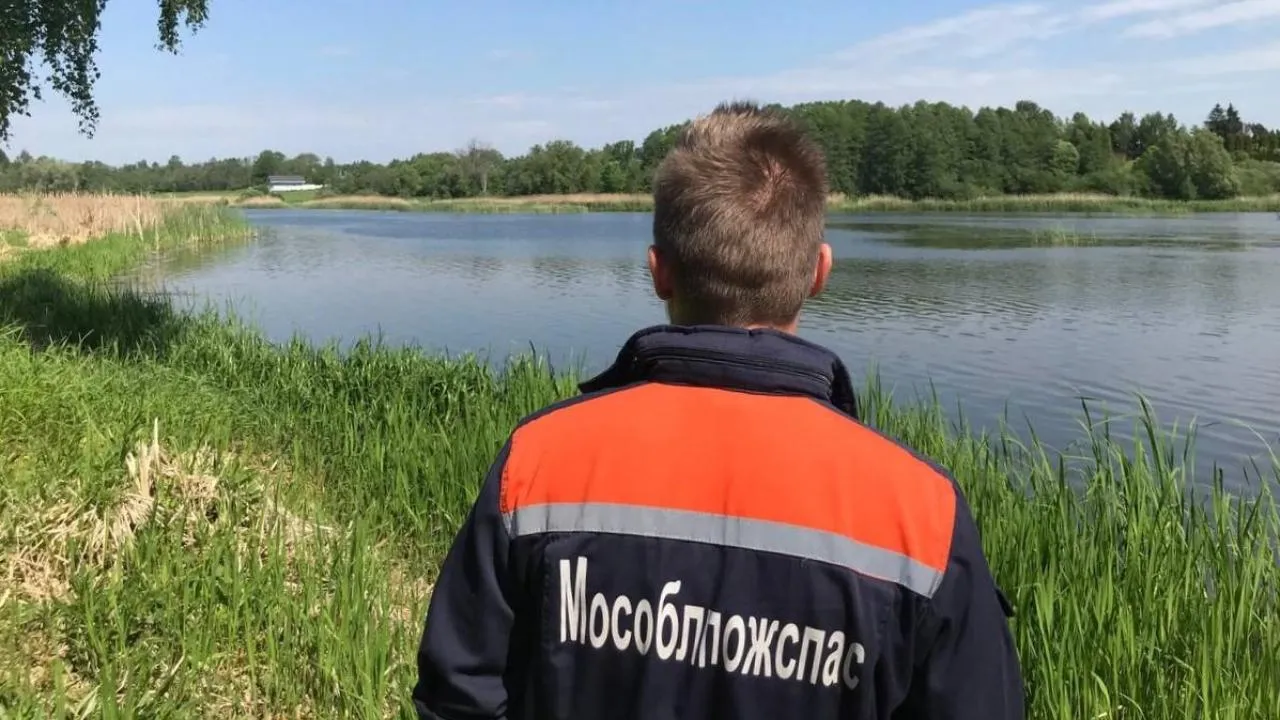 Работники ГКУ МО «Мособлпожспас» напомнили жителям о правилах безопасности на водных объектах
