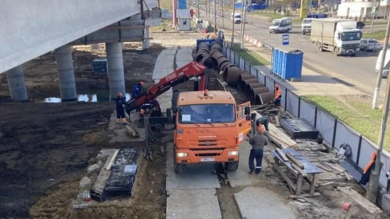 На реконструируемом Каширском шоссе строители начали бетонировать лестницы подземного пешеходного перехода