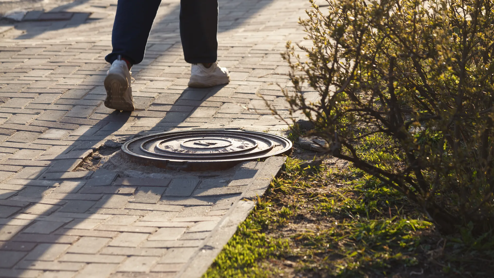 Четыре дня без реакции: девушка показала видео опасного люка в центре Кемерова — коммунальщики молчат