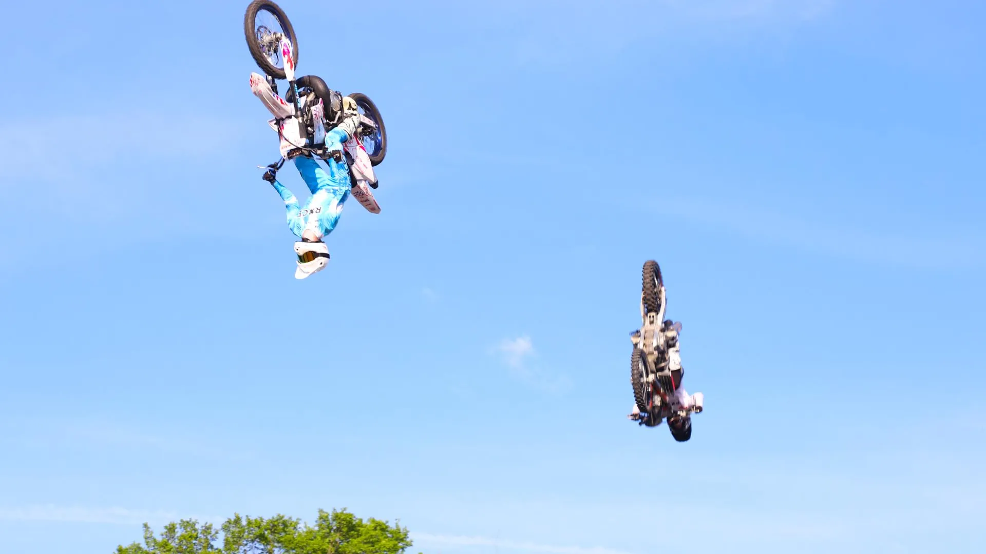 Почти 3 тыс. зрителей собрало выступление команды мотофристайла FMX13 в Рошале