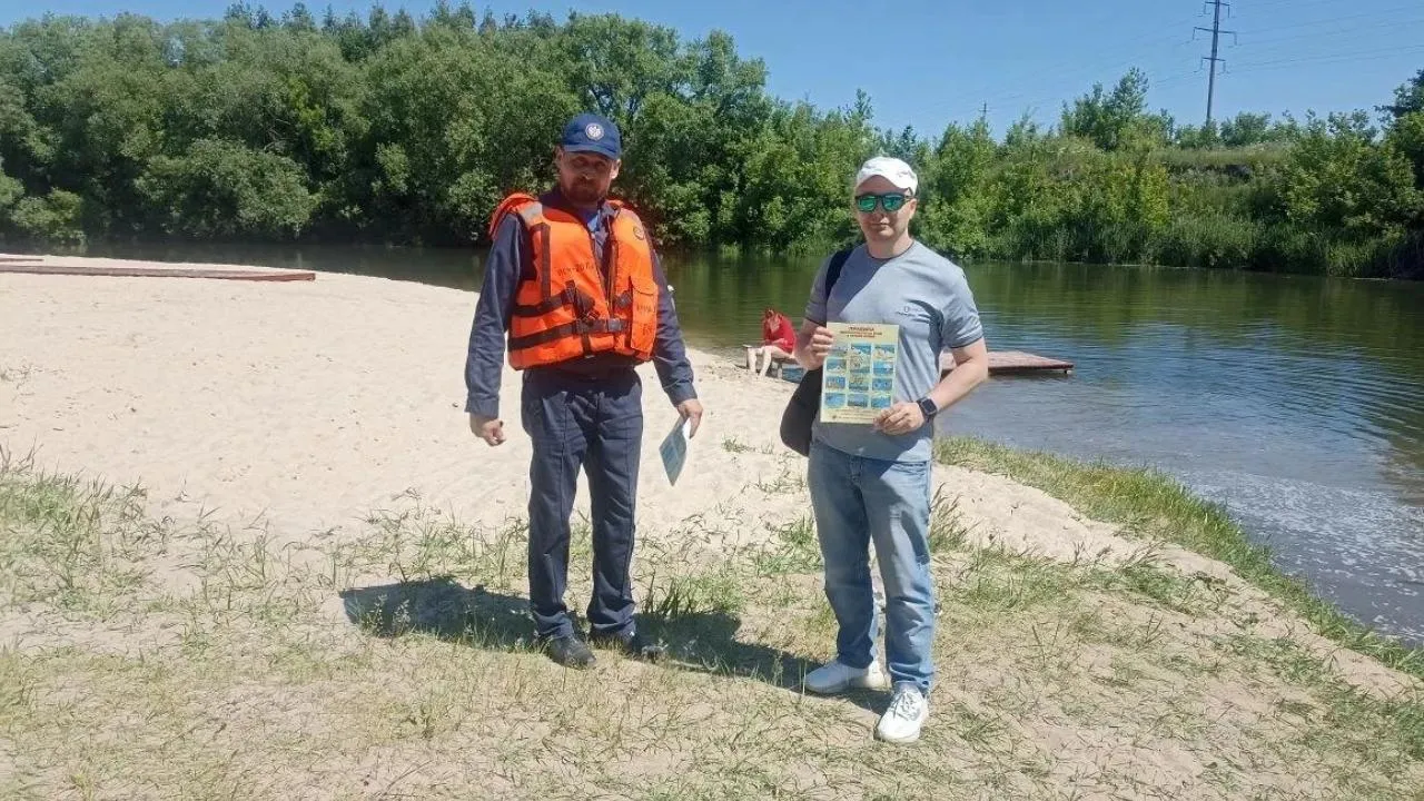 Работники ГКУ МО «Мособлпожспас» напомнили о правилах безопасности на водных объектах жителям Подмосковья