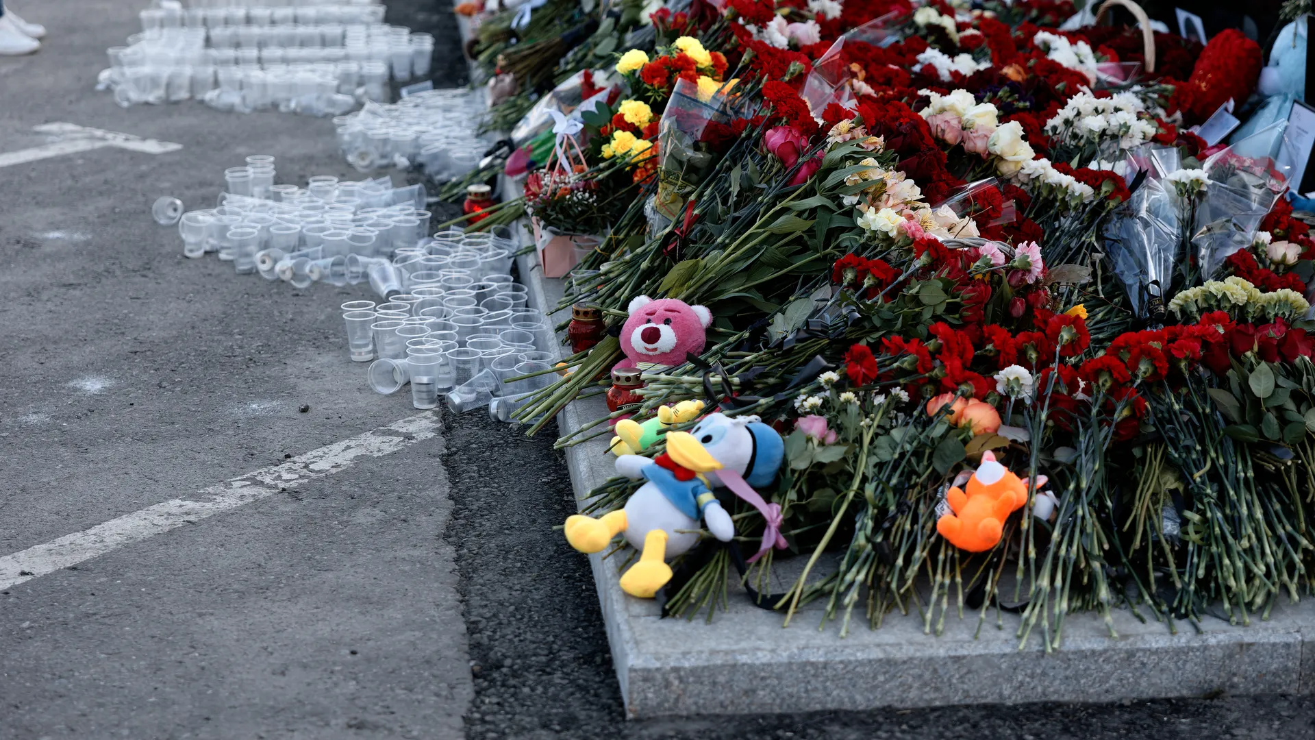 15 погибших, 103 раненых и памятная табличка на перроне: в Петербурге вспоминают жертв теракта в метро