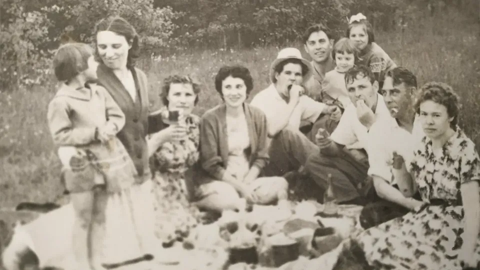 Ольга Проснякова, Зинаида Чаплыгина, Евгения Иванова, ТамараЧелядинова, Леонид Чаплыгин, Виктор Фирсов, Мария Фирсова, Елена Епифанцева, Юрий Челядинов, Валентин Фирсов, Людмила Фирсова. 1965 год. Фото: семейный архив Просняковых-Чаплыгиных