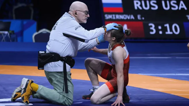 На чемпионате мира по борьбе американская спортсменка дважды ткнула пальцем в глаз россиянку