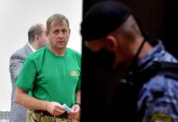 Владелец парка львов «Тайган» Олег Зубков (в центре) в Белогорском районном суде Республики Крым, где ему будет оглашен приговор по обвинению в оказании услуг, которые не отвечали требованиям безопасности. В июле 2018 года туристка из Кирова Ольга Соломина заказала экскурсию «Прогулка со львами» в парке «Тайган». Когда она фотографировалась со львом, хищник укусил ее за руку, потерпевшей понадобилась госпитализация.