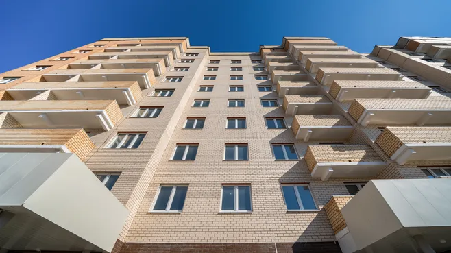 Новый дом в микрорайоне Локомотивный поселка Поварово округа Солнечногорск для переселенцев из аварийного жилья