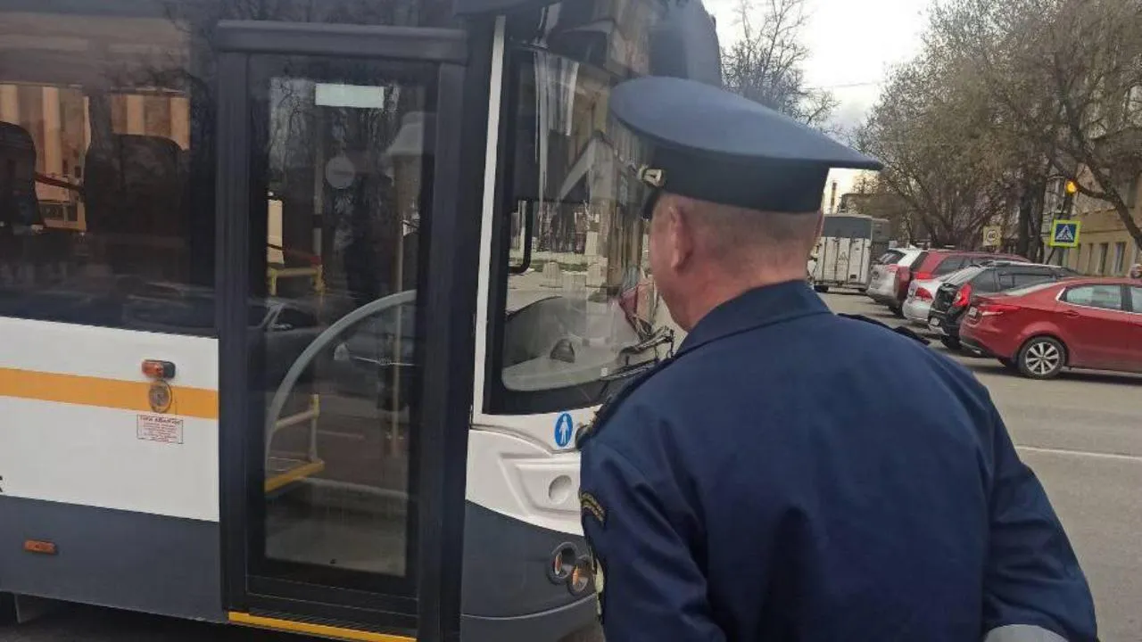 В автобусах «Мострансавто» с начала года выявили более 16,2 тыс. безбилетников