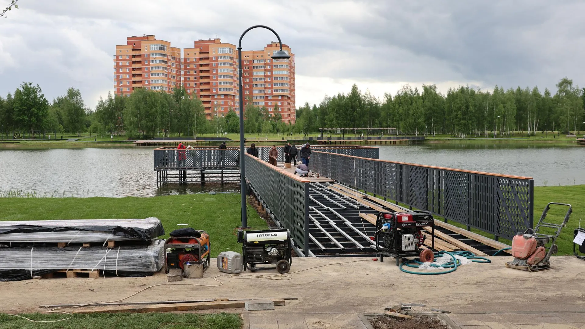 Газон уложен, пирс монтируют, воркаут готов: какие объекты в Электрогорске сдадут к юбилею города