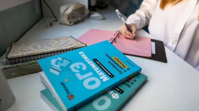 «Ученик не может выдать текст ИИ за свою работу». Что еще запретили школьникам и учителям?
