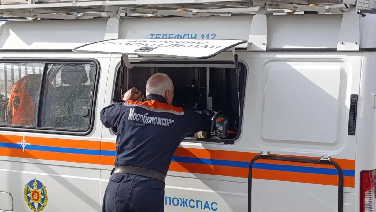 В Волоколамске спасатели помогли жительнице попасть в запертую квартиру, где находились ее дети