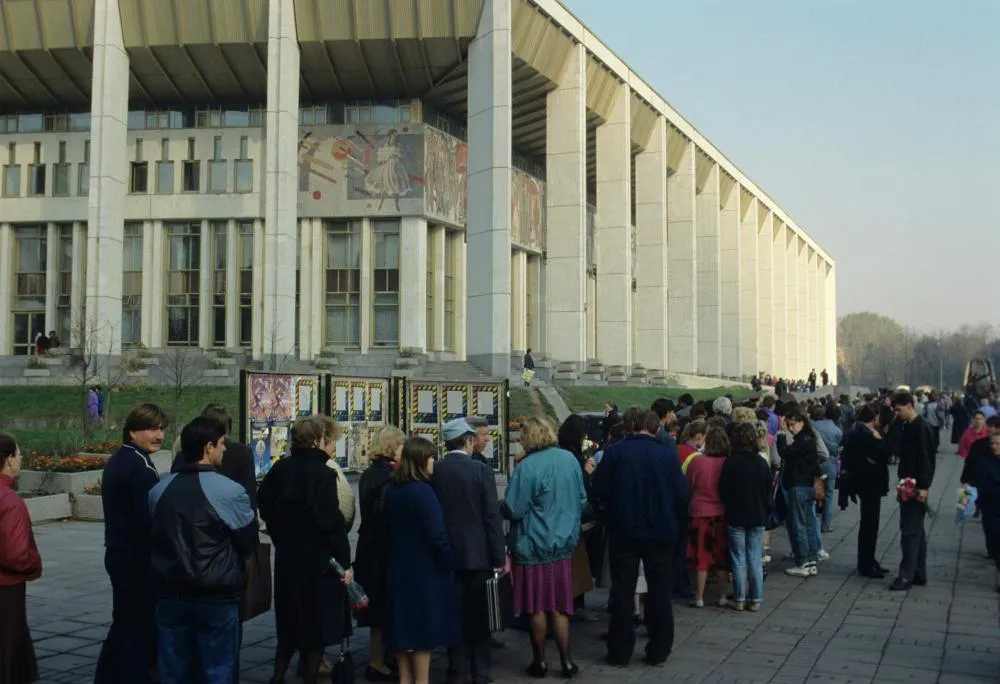 Очередь в Московский дворец молодежи, где 9 октября 1991-го проходило прощание с Игорем Тальковым. Александр Макаров