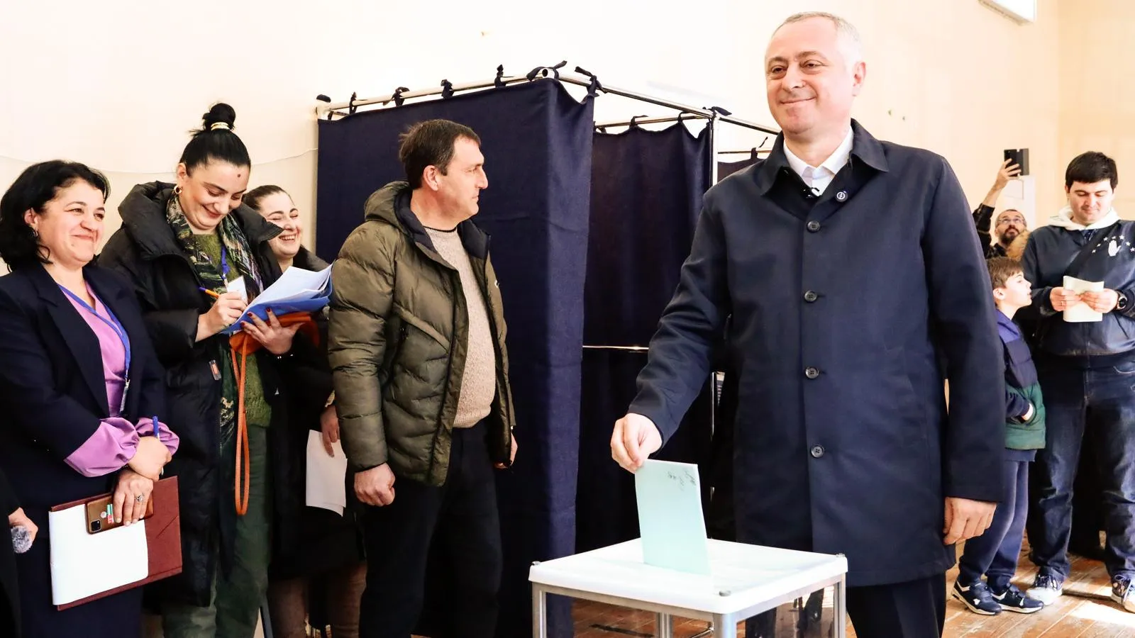 Кандидат в президенты Республики Абхазия Бадра Гунба голосует на февральских выборах. Roman Naumov