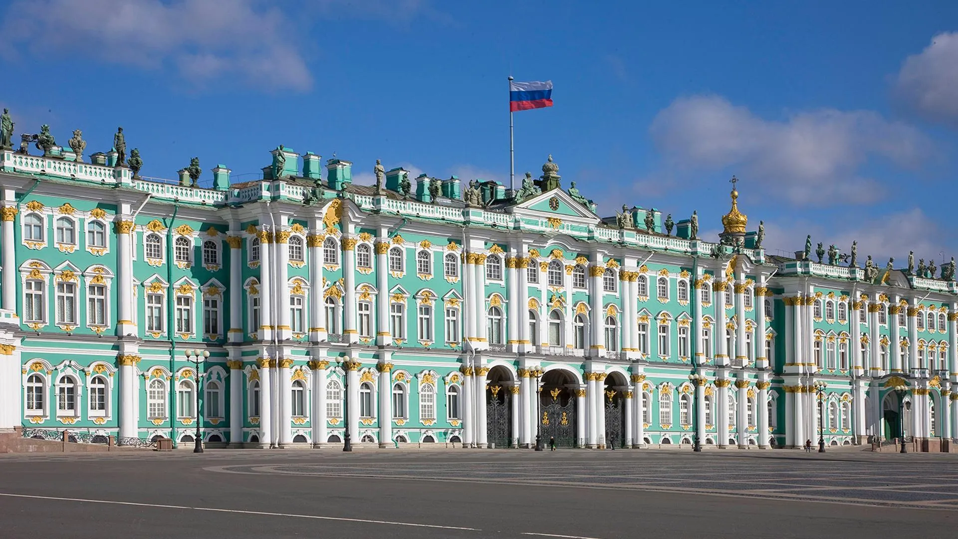 Росгвардия задержала 45-летнего петербуржцы за «коронацию» в Георгиевском зале Эрмитажа