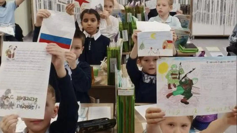 Новогодние подарки от детей, которые волонтеры отправят на фронт. Фото: пресс-служба «Волонтеров Подмосковья»