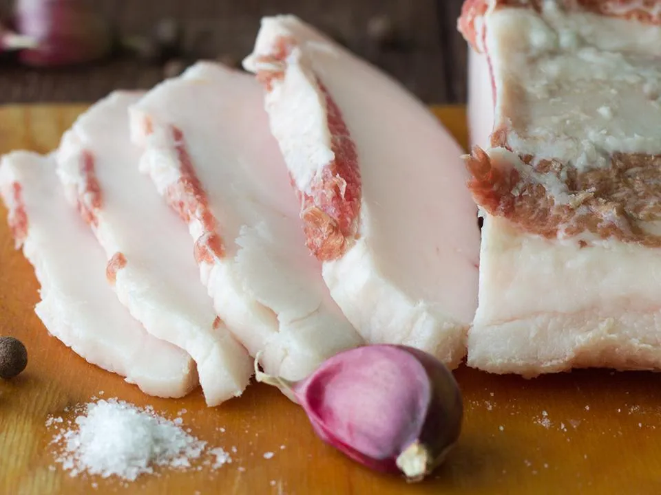 Сало — не суперфуд: кому категорически запрещено есть этот продукт