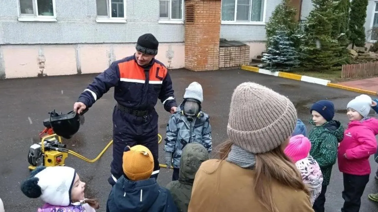 Спасатели ГКУ МО «Мособлпожспас» провели урок безопасности для коломенских дошколят