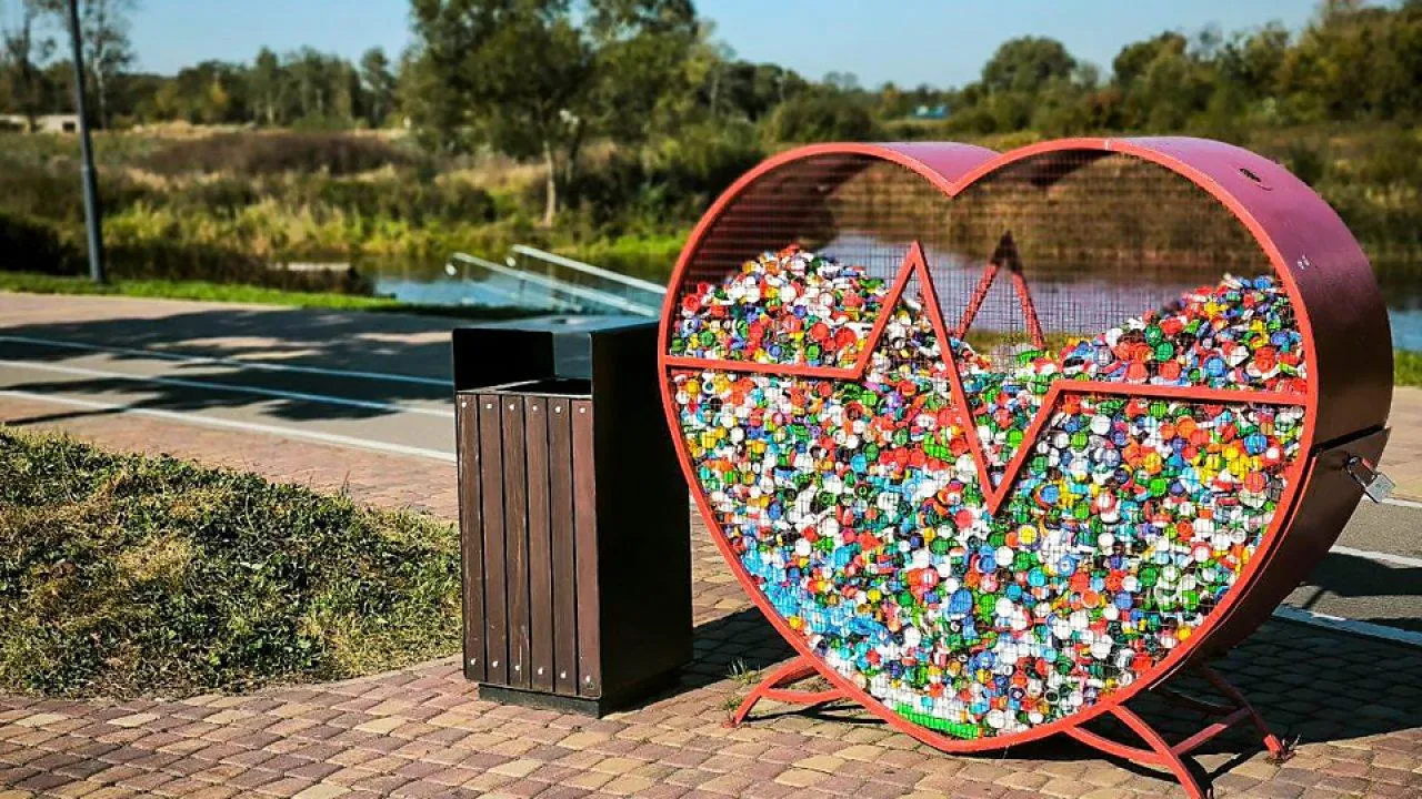 Пляжи тонут в одноразовом пластике: бутылки и крышки стали самым частым мусором у водоемов