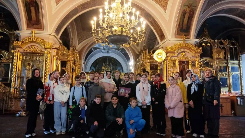 Школьники Лосино-Петровского на экскурсии в Никольском храме Фото: Свердловская СОШ№2