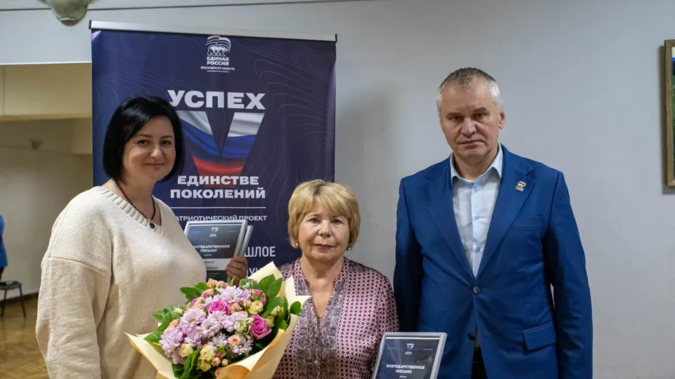 Дмитрий Воробьев вручает благодарственные письма волонтерам. Фото:&nbsp;https://t.me/VorobievDmitrij