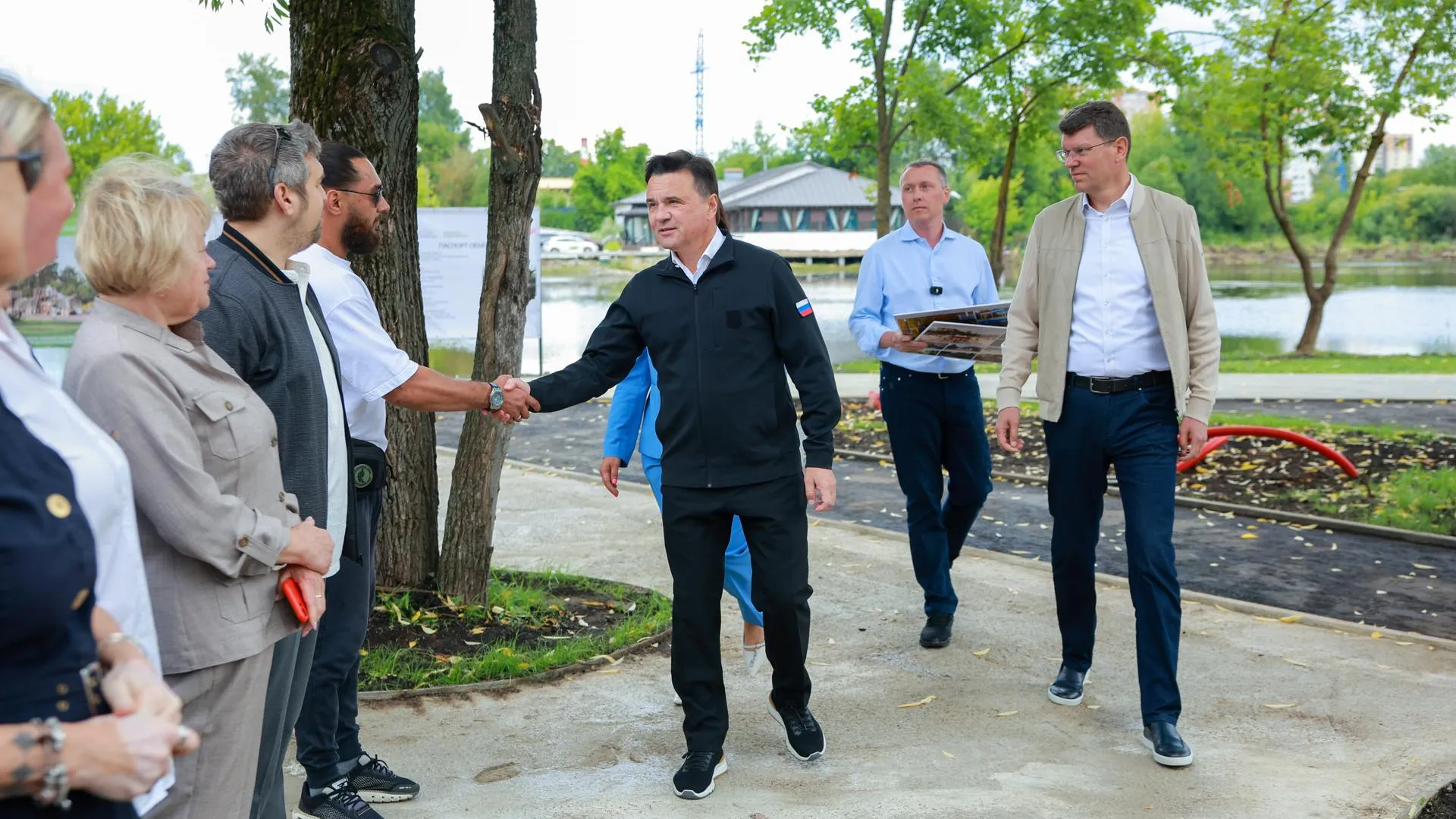 Андрей Воробьев проверил ход благоустройства набережной пруда «Москвич» в Лобне